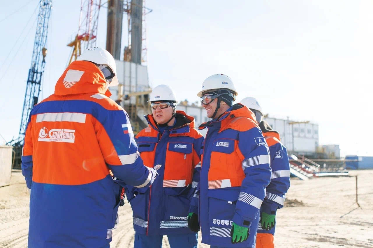 Специалисты «Мегионнефтегаза» на месторождении