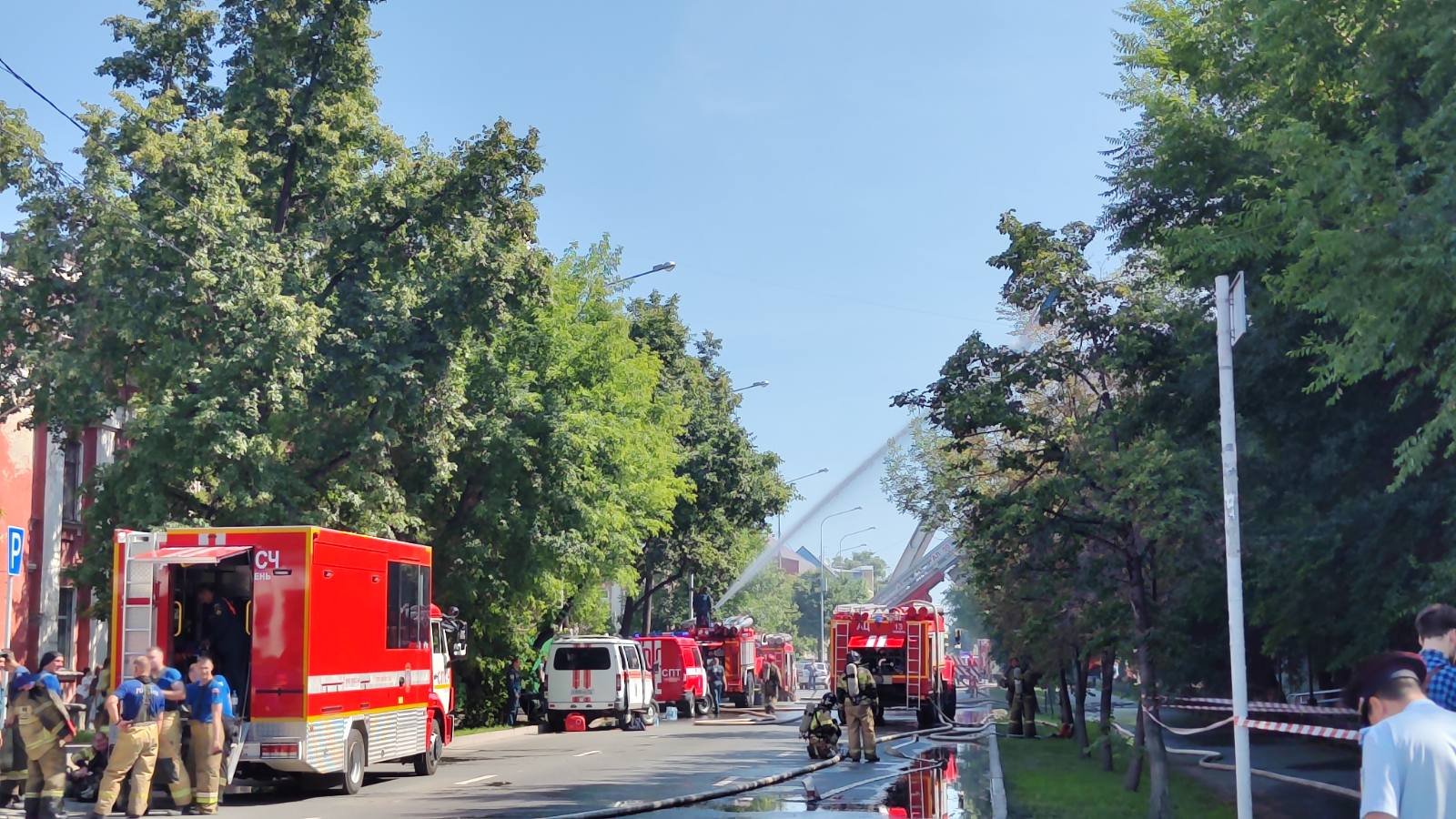 В Тюмени из-за пожара перекрыто движение транспорта по ул. Луначарского